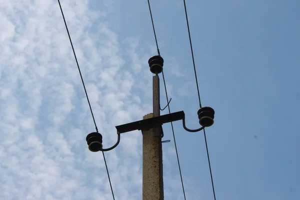 Stromleitungen Vor Blauem Himmel — Stockfoto