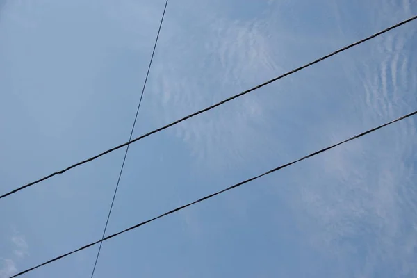 Stromleitungen Vor Blauem Himmel — Stockfoto