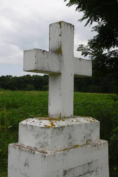 Λευκός Τσιμεντένιος Χριστιανικός Σταυρός Ένα Χωράφι Φόντο Χόρτου — Φωτογραφία Αρχείου