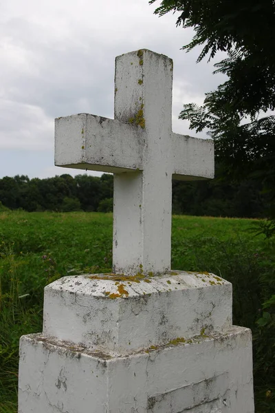 Cruz Cristiana Hormigón Blanco Campo Sobre Fondo Hierba —  Fotos de Stock