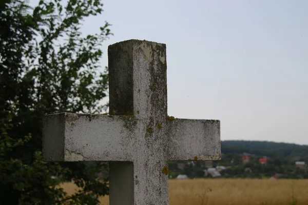 Bílý Beton Křesťanský Kříž Poli Travnatém Pozadí — Stock fotografie