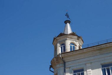 Nişancı rüzgar gülü, yirminci yüzyılın başlarında inşa edilmiş eski bir evde.