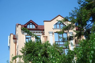 Yeni sarı bir evin güzel yüzü