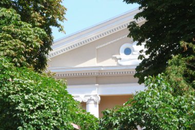 Şehir merkezindeki eski bir Sovyet evinin cephesi.