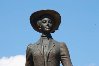 Parktaki Solomiya Krushelnytsia anıtı. Kadının anıtı bronzdan yapılmıştır..