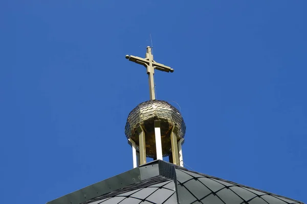 Das Dach Der Alten Christlichen Kirche Ist Mit Blech Gedeckt — Stockfoto