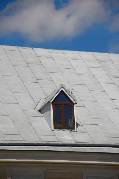 Okna Słuchu Dachu Pokrytym Blachą — Zdjęcie stockowe