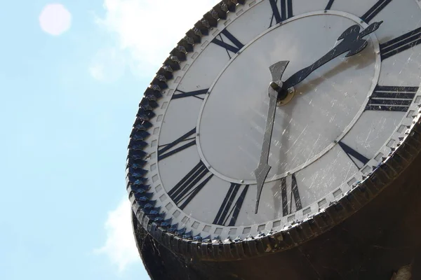 Cadran Métallique Chaises Une Horloge Rue Dans Parc — Photo
