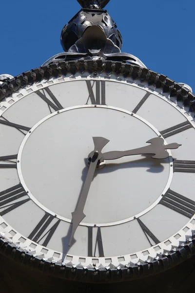 Cadran Métallique Chaises Une Horloge Rue Dans Parc — Photo