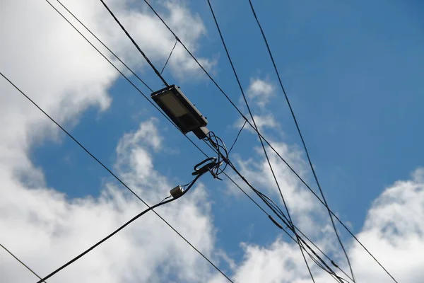 極のケーブルと電源ライン — ストック写真