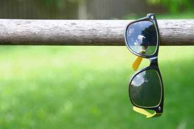 Sarı çerçeveli kadınlar için siyah güneş gözlüğü