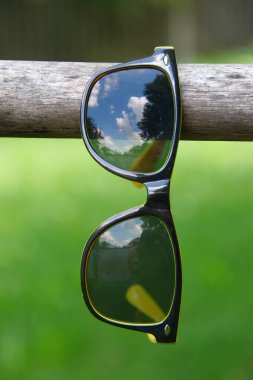 Sarı çerçeveli kadınlar için siyah güneş gözlüğü