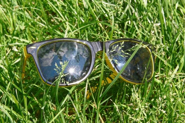 Schwarze Sonnenbrille Mit Gelbem Rahmen Gras — Stockfoto