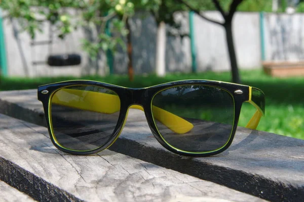 Černé Sluneční Brýle Pro Ženy Žlutým Rámečkem Dřevěné Desce — Stock fotografie