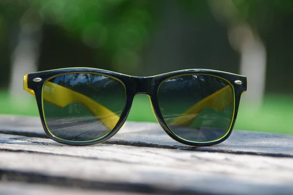 Černé Sluneční Brýle Pro Ženy Žlutým Rámečkem Dřevěné Desce — Stock fotografie