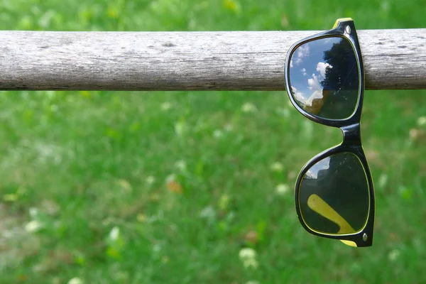 Gafas Sol Negras Para Mujer Con Marco Amarillo — Foto de Stock