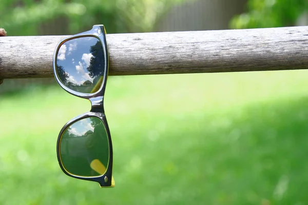 Fekete Napszemüveg Sárga Kerettel Rendelkező Nőknek — Stock Fotó