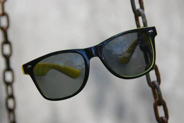 Zwarte Zonnebril Voor Vrouwen Met Een Geel Frame — Stockfoto