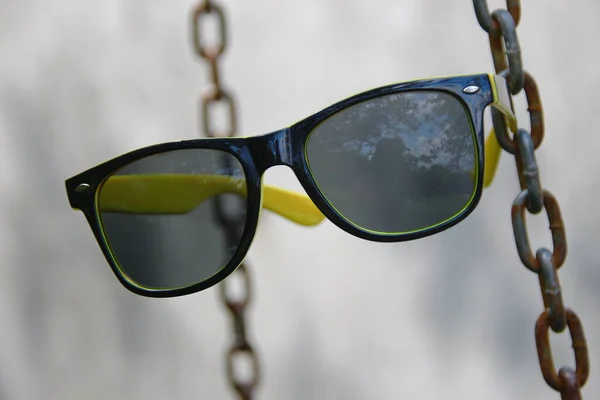 Gafas Sol Negras Para Mujer Con Marco Amarillo — Foto de Stock