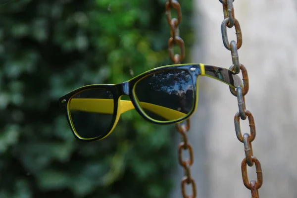Gafas Sol Negras Para Mujer Con Marco Amarillo — Foto de Stock