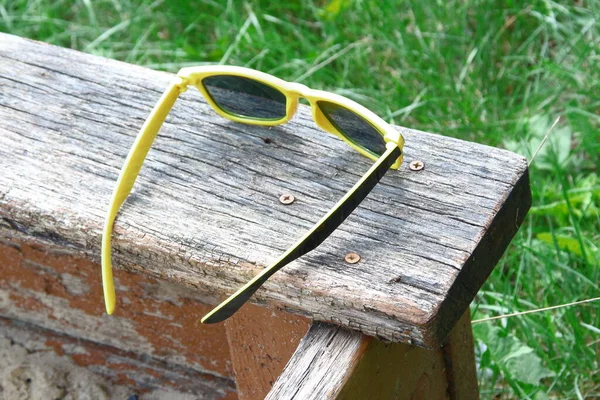 Schwarze Sonnenbrille Für Frauen Mit Gelbem Rahmen — Stockfoto