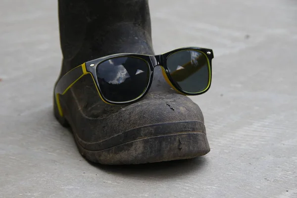 Óculos Escuros Femininos Pretos Com Moldura Amarela Botas Borracha — Fotografia de Stock