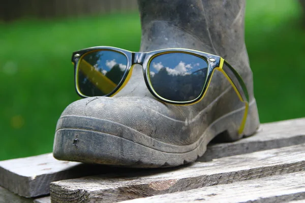 Gafas Sol Negras Para Mujer Con Montura Amarilla Botas Goma —  Fotos de Stock