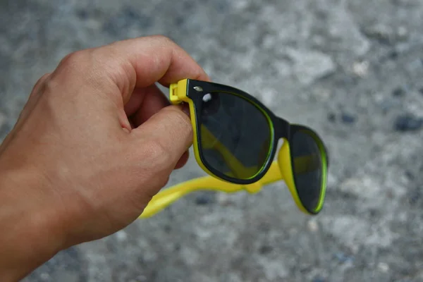 Svart Solglasögon För Kvinnor Med Gul Ram — Stockfoto