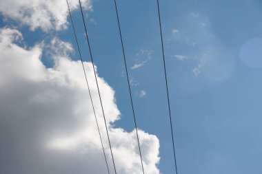 Güzel bulutlar ve açık bir yaz gününde gökyüzü