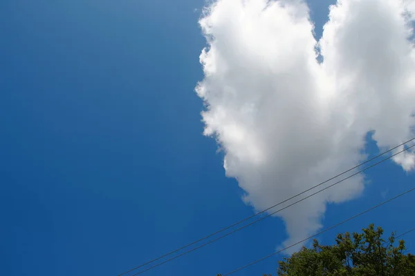 Awan Indah Dan Langit Pada Hari Musim Panas Yang Cerah — Stok Foto