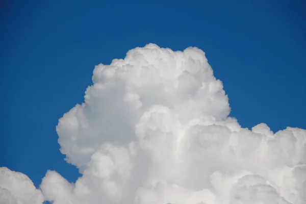 Awan Indah Dan Langit Pada Hari Musim Panas Yang Cerah — Stok Foto