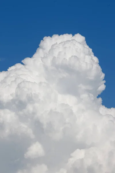 Awan Indah Dan Langit Pada Hari Musim Panas Yang Cerah — Stok Foto