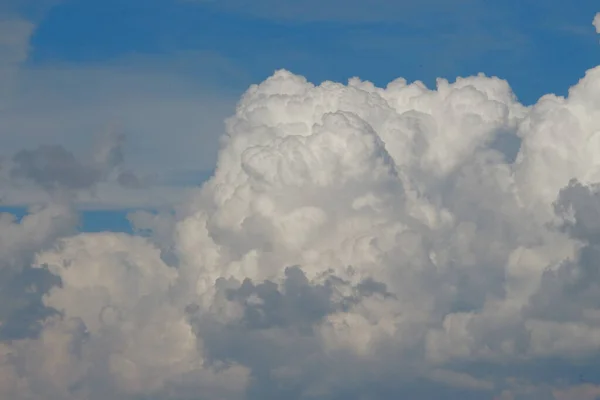 Awan Indah Dan Langit Pada Hari Musim Panas Yang Cerah — Stok Foto