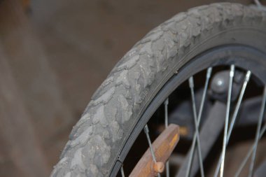 Tozla kaplı eski bir bisiklet.