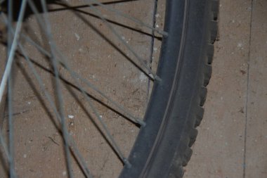 Tozla kaplı eski bir bisiklet.