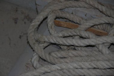 Yerde kalın beyaz bir ip var.