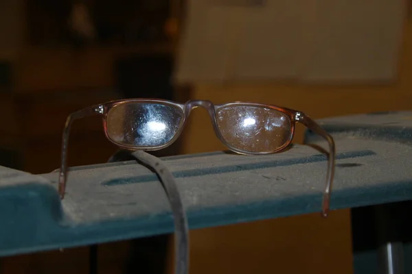 Oude Mannenbril Met Vergrootglas Werkplaats — Stockfoto