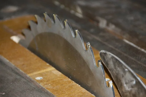 Een Grote Glanzende Metaalzaag Een Cirkelzaag Werkplaats — Stockfoto