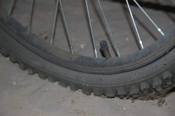 Старый Велосипед Покрытый Пылью — стоковое фото