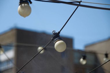 Küçük ampuller, kablolar ve sokak nemlendirmesi.