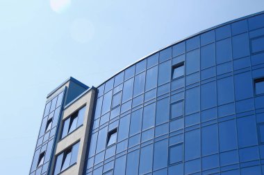 Cam cepheli bir ofis merkezi.