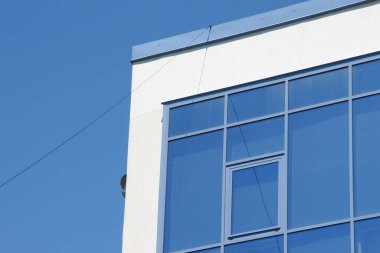 Cam cepheli bir ofis merkezi.