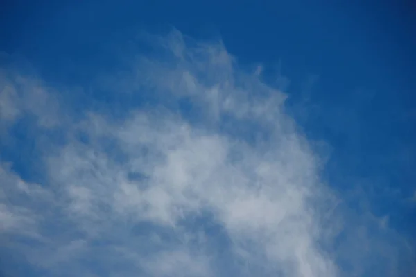 Céu Azul Nuvens Brancas Agosto — Fotografia de Stock