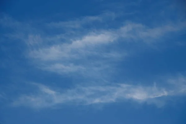 Céu Azul Nuvens Brancas Agosto — Fotografia de Stock