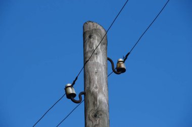 Gökyüzü arkaplanındaki elektrik hatları