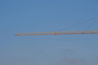 Bir inşaat sahasında sarı Çin inşaat vinci