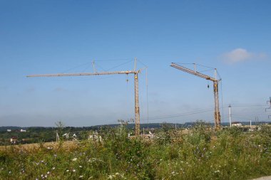 Bir inşaat sahasında sarı Çin inşaat vinci