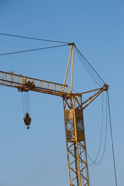 Bir inşaat sahasında sarı Çin inşaat vinci