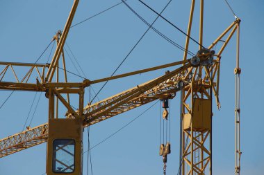 Bir inşaat sahasında sarı Çin inşaat vinci