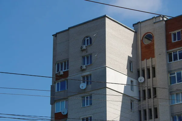 Többszintes Lakóépület Homlokzata — Stock Fotó